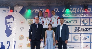 Виолетта Гуреева - чемпионка Беларуси по современному пятиборью 2025 г. Анастасия Малашенока - вторая и Вера Ходкевич - третья на пьедестале национальных соревнований